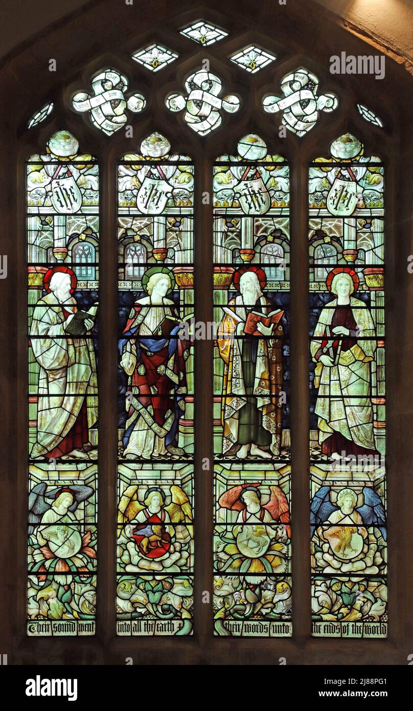 Una vetrata di Shrigley & Hunt raffigurante i quattro Evangelisti, All Saints Church, Evesham, Worcestershire Foto Stock