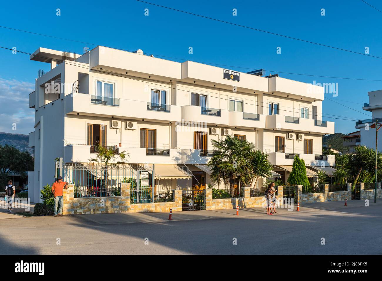 Ksamil, Albania - 9 settembre 2021: Vista sul tipico edificio residenziale con camere in affitto a Ksamil, Albania. Concetto di viaggio background. Foto Stock