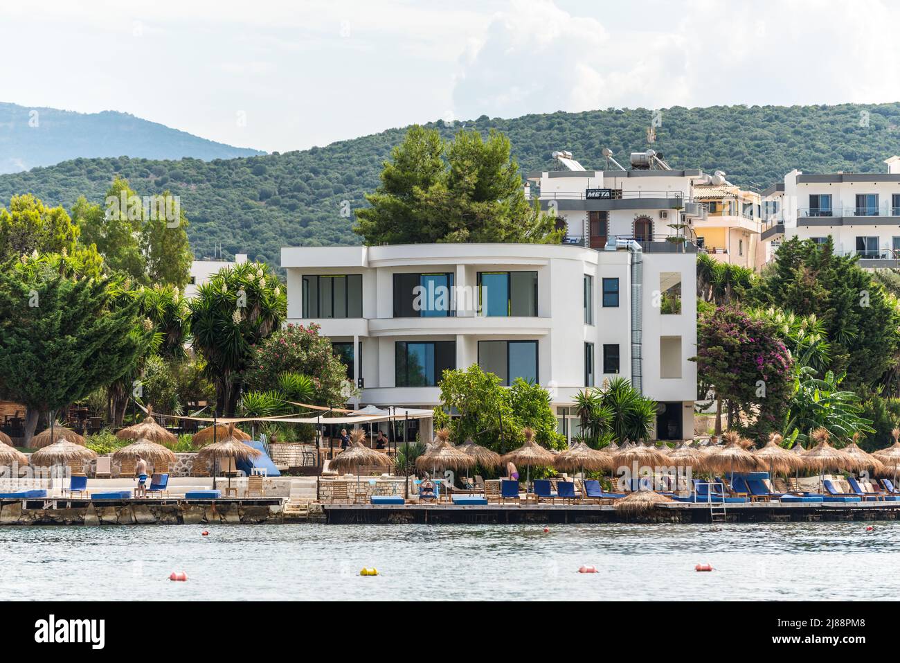 Ksamil, Albania - 9 settembre 2021: Vista del Manta Resort e di altri alberghi a Ksamil, Albania. Destinazioni bellissime. Concetto di viaggio backgroun Foto Stock