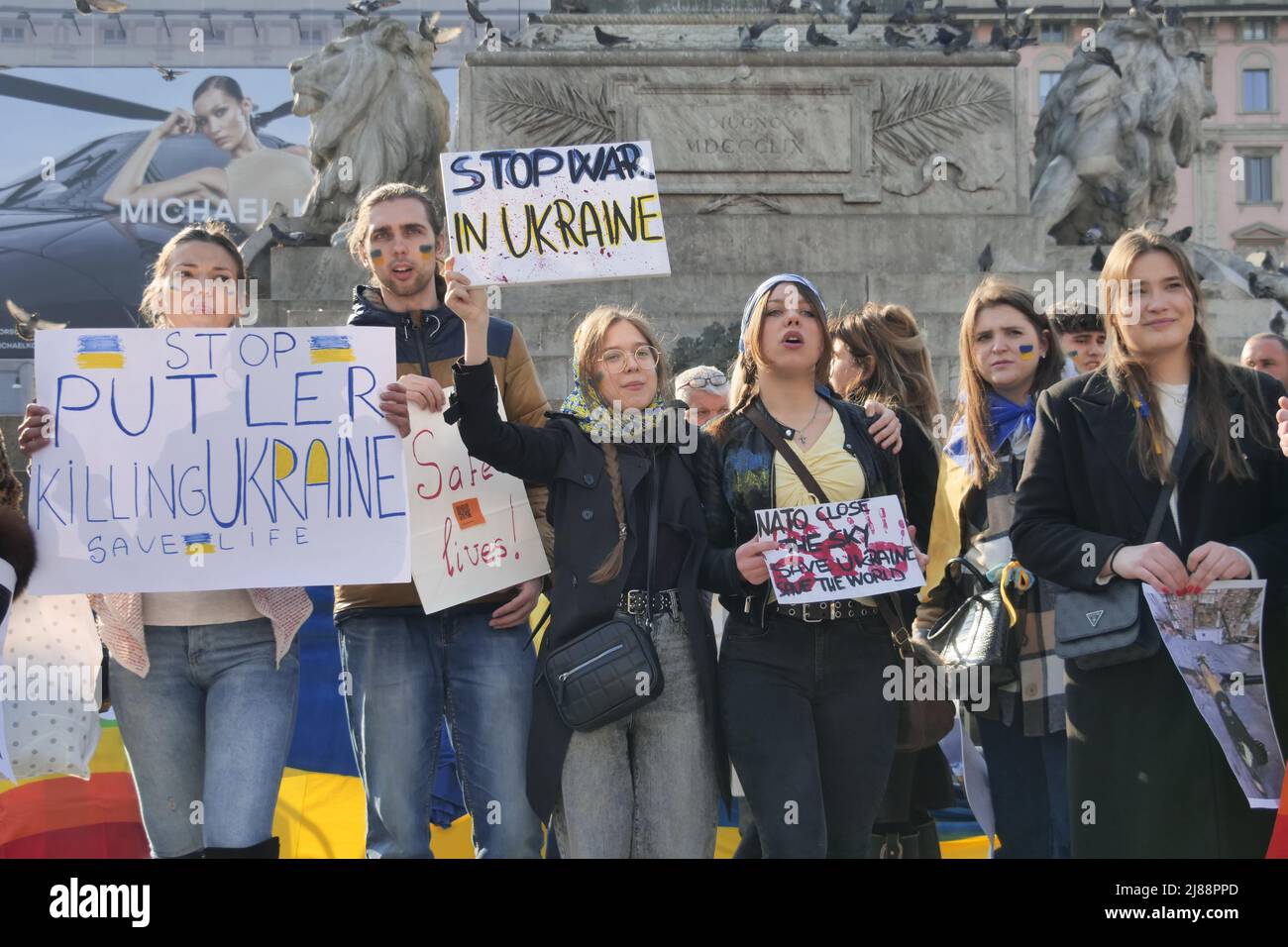 Protesta dei popoli ucraini nella piazza del Duomo di Milano contro la guerra e contro il leader russo Putin Foto Stock