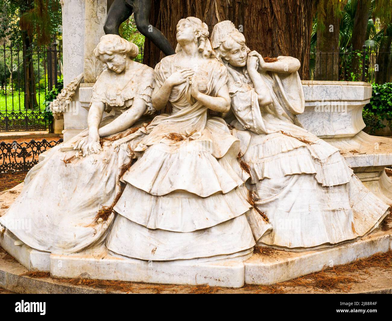 Gruppo scultoreo di Lorenzo Coullaut Valera nel giro di Gustavo Adolfo Bécquer. Tre figure femminili sedute su una panchina che simboleggia i tre stati d'amore: 'Amore eccitato', 'amore posseduto' e 'amore perduto' - Parco Maria Luisa - Siviglia, Spagna Foto Stock