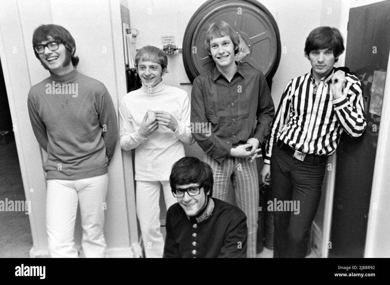 MANFRED MANN UK pop group nel mese di agosto 1966... Da sinistra: Tom McGuinness, Mike Hugg, Mike D'Abo, Claus Voormann e Manfred Mann inginocchiati. Foto: Tony Gale Foto Stock