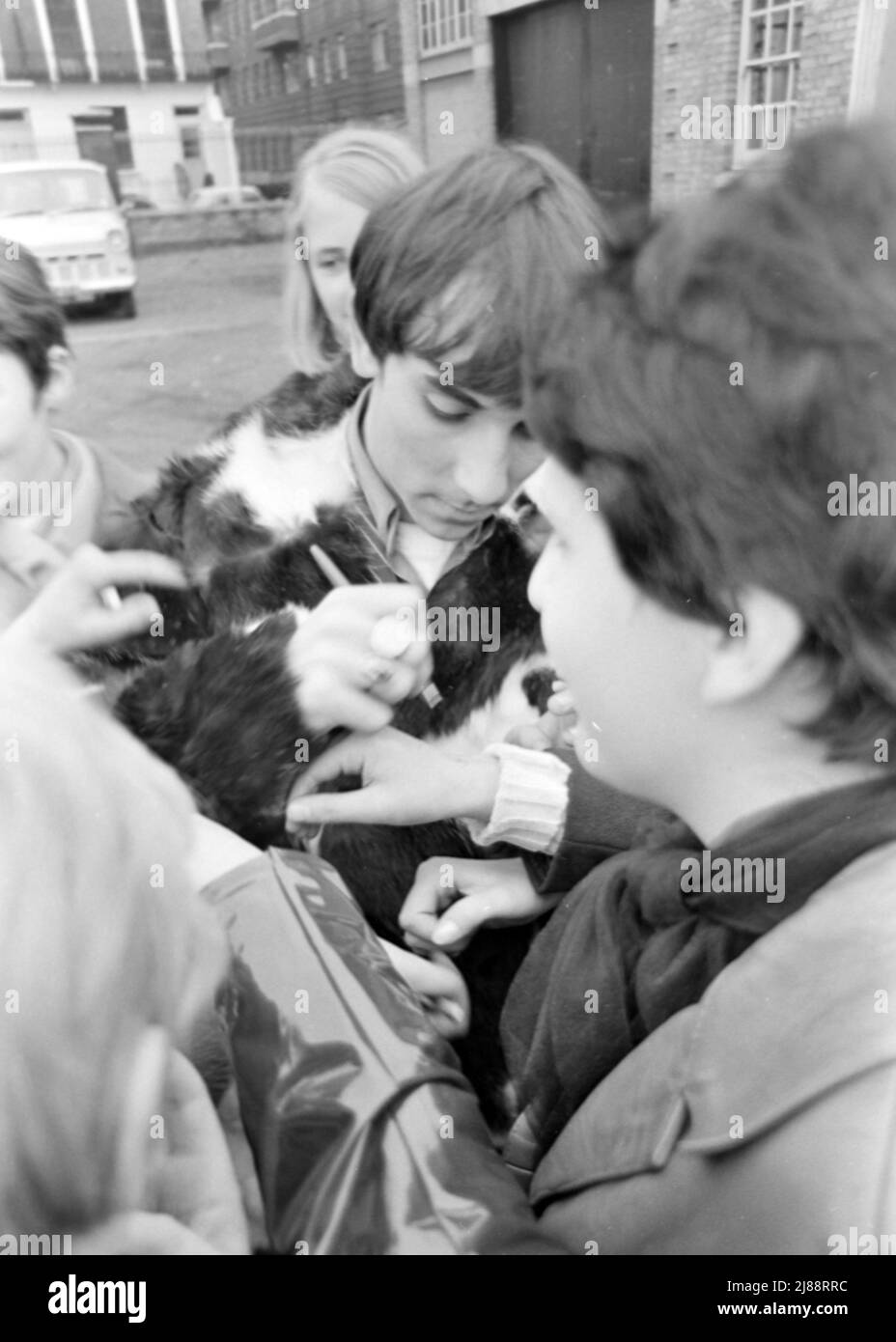 IL batterista DELL'OMS Keith Moon firma autografi nel novembre 1966. Il gruppo stava facendo una pausa mentre registrava una performance dal vivo per la TV tedesca nel quartier generale del Duca di York a Chelsea, Londra. Foto: Tony Gale Foto Stock