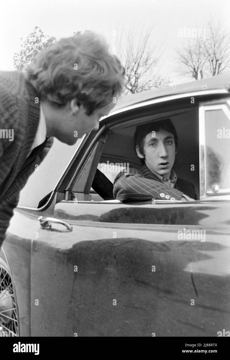 IL responsabile del gruppo DELL'OMS Kit Lambert chats a Pete Townshend h nel novembre 1966 mentre lascia una sessione di registrazione all'aperto dal vivo per la TV tedesca nel terreno del quartier generale del Duca di York, Chelsea, Londra. Foto: Tony Galer Foto Stock