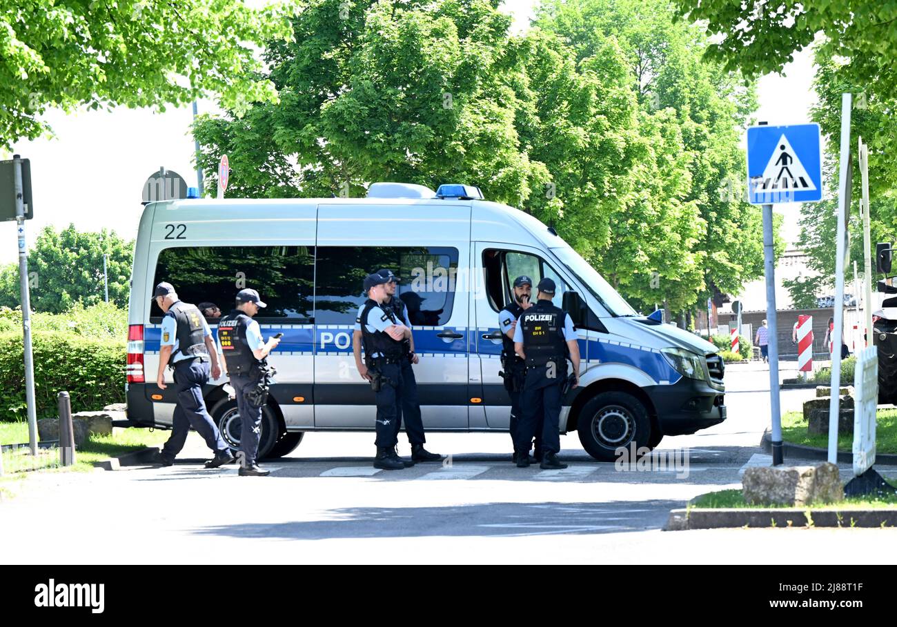 Stoccarda, Germania. 14th maggio 2022. Gli agenti di polizia si assicurano una strada a Stuttgart-Hohenheim di fronte al luogo d'incontro dei G7 ministri dell'agricoltura. Credit: Bernd Weißbrod/dpa/Alamy Live News Foto Stock