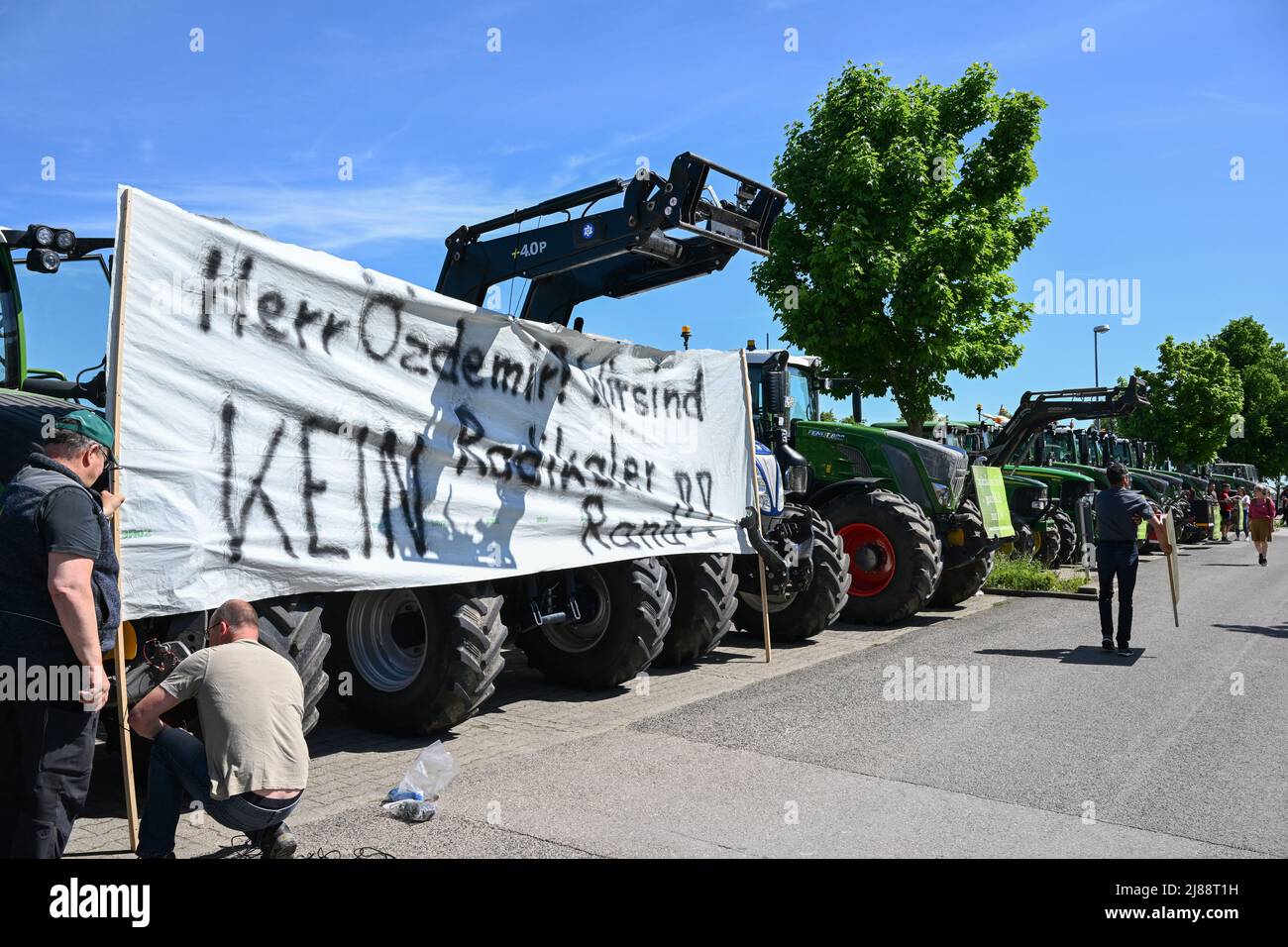 Stoccarda, Germania. 14th maggio 2022. Gli agricoltori si dimostrano con i trattori a Stoccarda-Hohenheim di fronte al luogo d'incontro dei G7 ministri dell'agricoltura. Su un trattore è presente un banner con le parole 'Mr. Özdemir! Non siamo una frangia radicale!!!” è impostato. Credit: Bernd Weißbrod/dpa/Alamy Live News Foto Stock
