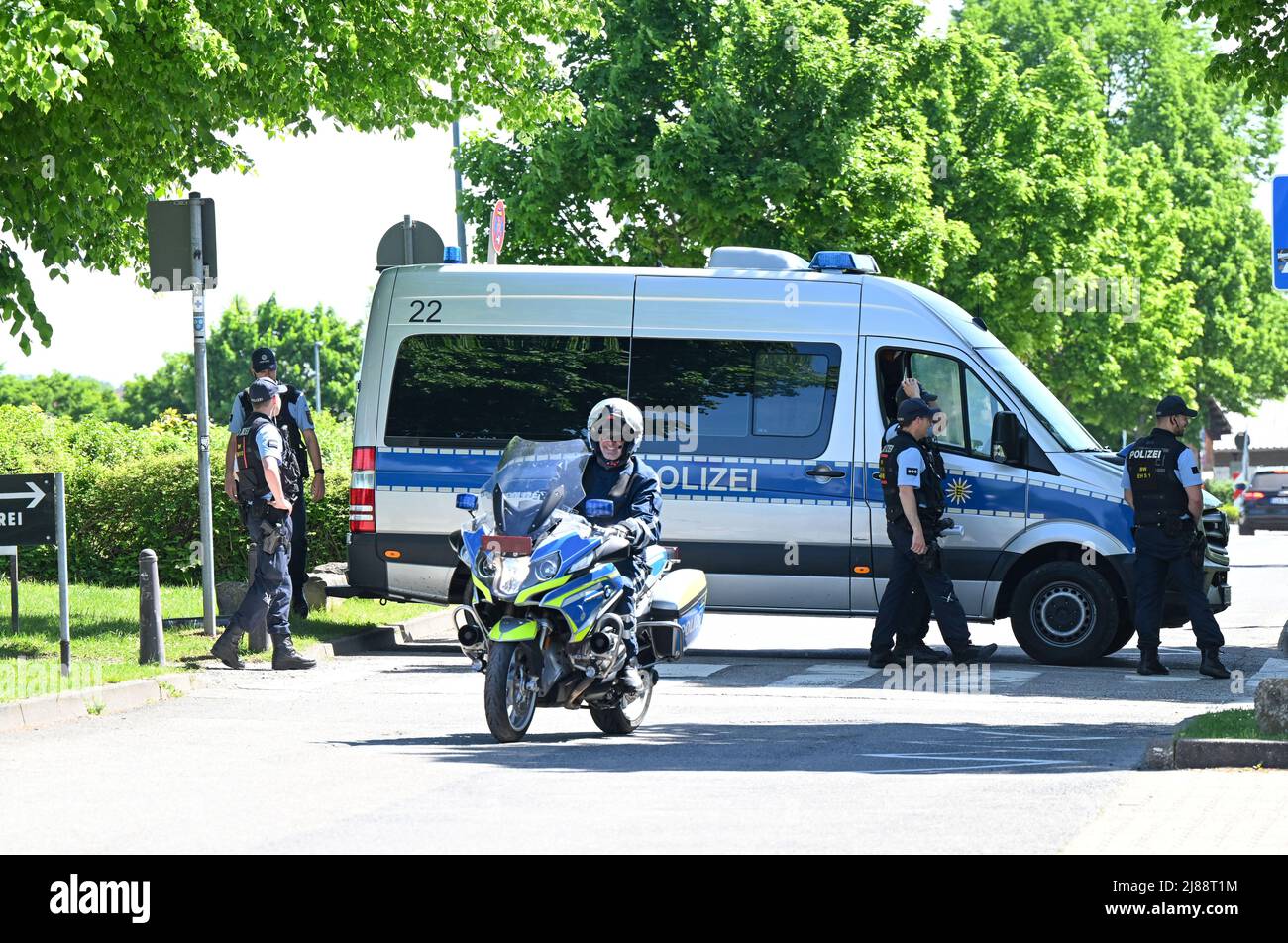 Stoccarda, Germania. 14th maggio 2022. Gli agenti di polizia si assicurano una strada a Stuttgart-Hohenheim di fronte al luogo d'incontro dei G7 ministri dell'agricoltura. Credit: Bernd Weißbrod/dpa/Alamy Live News Foto Stock