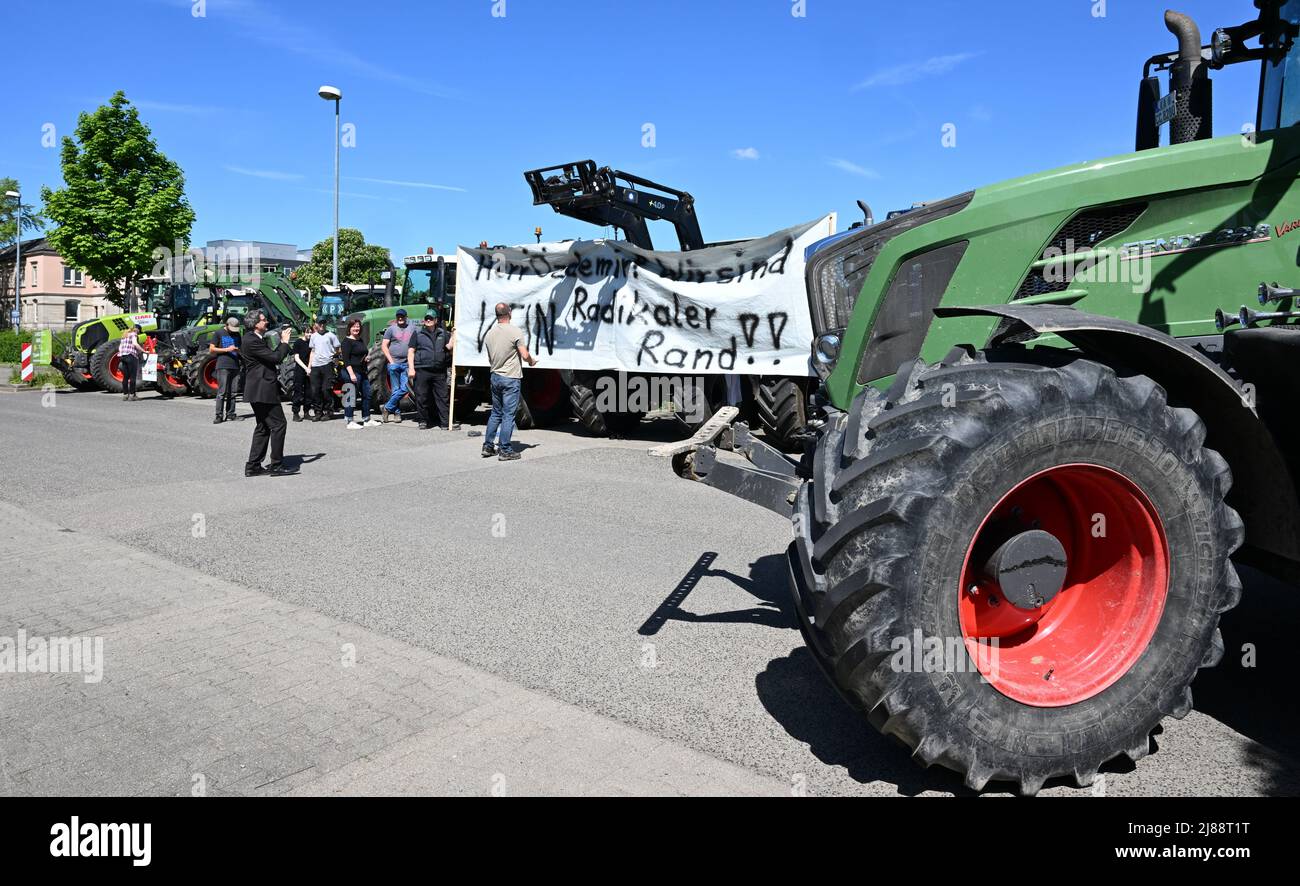 Stoccarda, Germania. 14th maggio 2022. Gli agricoltori si dimostrano con i trattori a Stoccarda-Hohenheim di fronte al luogo d'incontro dei G7 ministri dell'agricoltura. Su un trattore è presente un banner con le parole 'Mr. Özdemir! Non siamo una frangia radicale!!!” è impostato. Credit: Bernd Weißbrod/dpa/Alamy Live News Foto Stock