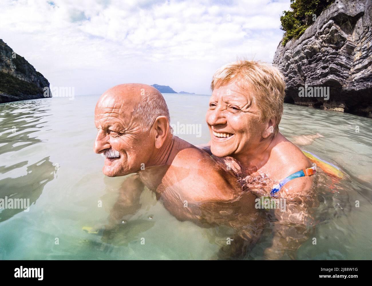 Senior Couple Vacationer avere un autentico divertimento giocoso sulla spiaggia tropicale in Thailandia - snorkeling tour in scenario esotico - anziani attivi e concep di viaggio Foto Stock
