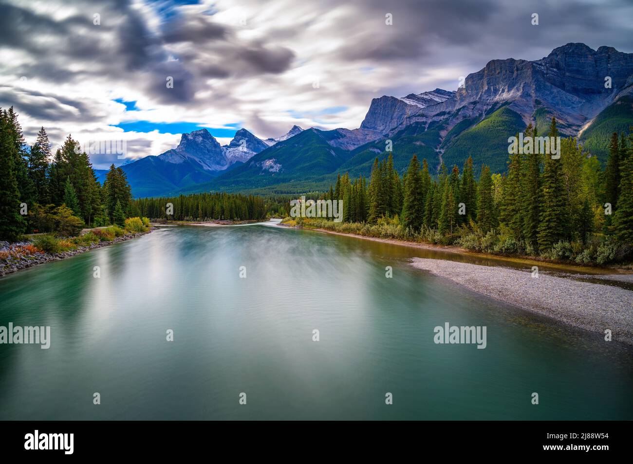 Bow River vicino Canmore in Canada con le Montagne Rocciose canadesi Foto Stock