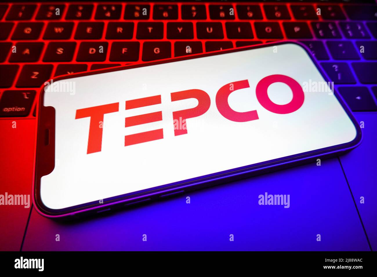 Cina. 14th maggio 2022. In questa figura, sullo schermo dello smartphone viene visualizzato il logo della Tokyo Electric Power Company (TEPCO). Credit: SOPA Images Limited/Alamy Live News Foto Stock