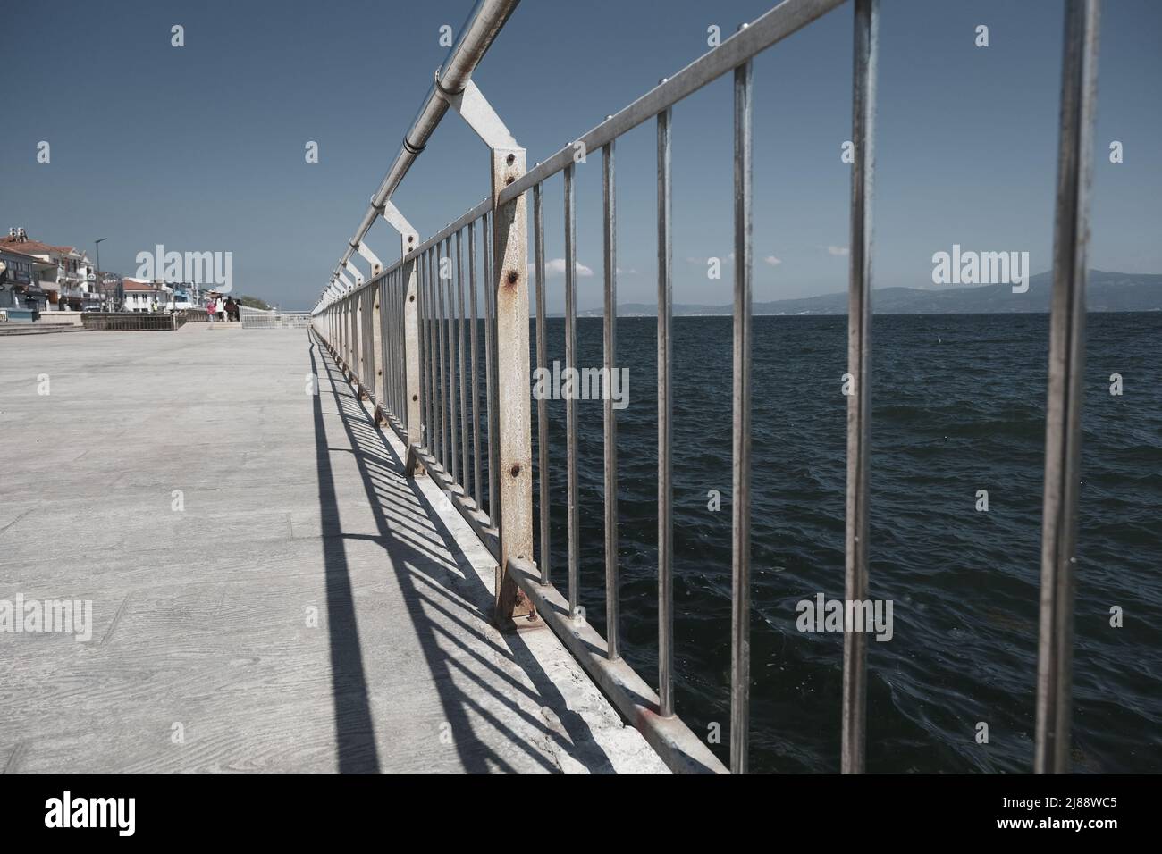 Il molo sulla spiaggia, ferrovia e arrugginito con sfondo mare, mare di Mudanya Bursa. Foto Stock
