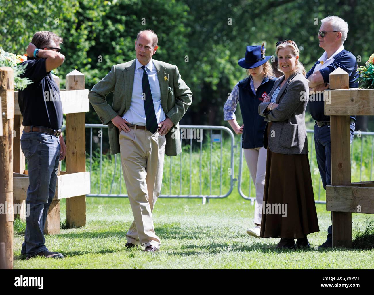 Windsor, Regno Unito. 14th maggio 2022. Il Principe Edoardo, Sophie, la contessa di Wessex e la loro figlia Lady Louise Windsor sono dati un tour del corso di guida internazionale Land Rover da Boyd Exell (all'estrema sinistra) al giorno 3 del Royal Windsor Horse Show, situato nei giardini privati del Castello di Windsor. La prima edizione del 1943, quest'anno, cade nell'anno giubilare del platino della Regina Elisabetta II Photo credit: Ben Cawthra/Sipa USA **NO UK SALES** Credit: Sipa USA/Alamy Live News Foto Stock