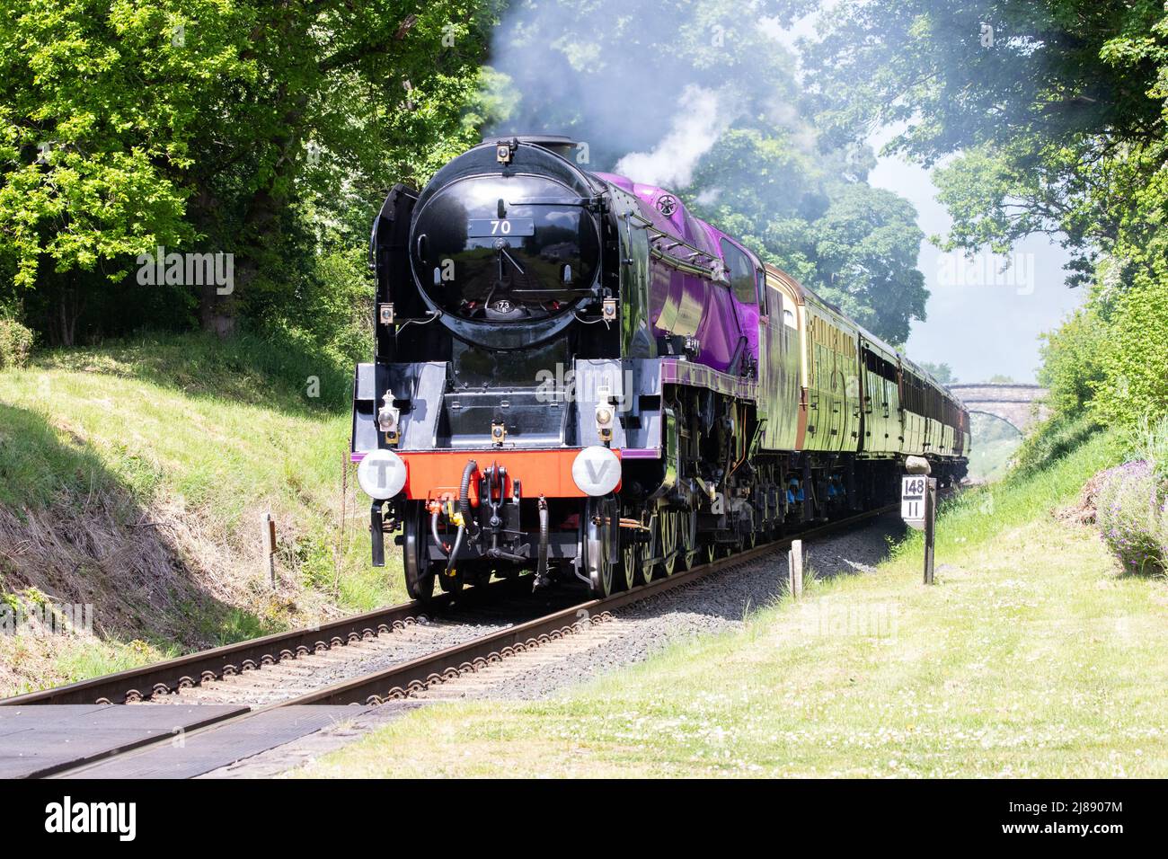 Bridgnorth, Regno Unito. 14th maggio 2022: Il Platinum Jubilee Special Edition del treno a vapore viola numero 70 trasporta per la prima volta i servizi attraverso Eardington prima del weekend giubilare del giugno 2022 sulla ferrovia della valle di Severn. Credit Richard o'Donoghue/Alamy Live News Foto Stock