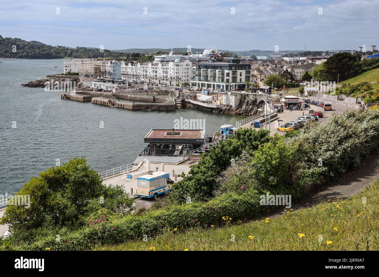 Il trafficato lungomare di West Hoe a Plymouth pronto ad accogliere bevitori e cene. Gli appartamenti di lusso godono di una splendida vista su Plymou Foto Stock