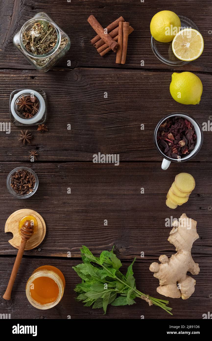 Cornice di prodotti di ricetta medica tradizionale, erbe cinesi tradizionali usate in medicina alternativa alle erbe, infusione sana. Foto Stock