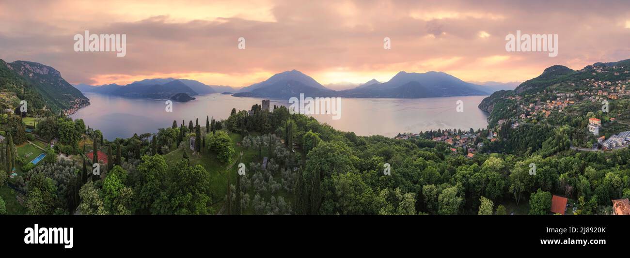 Vista panoramica aerea del Castello di Vezio al tramonto. Fuco girato nel lago di Como. Varenna, Italia Foto Stock