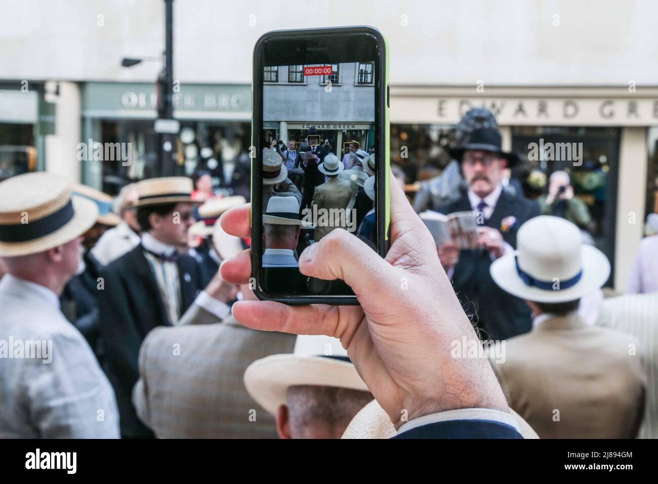 Londra UK 14 maggio 2022 a mezzogiorno Sabato 14th maggio, tutti i flaneurs invitati alla statua di Beau Brummell all'angolo di Jermyn Street e Piccadilly Arcade, placcati nella loro più bella incursione. Qualcosa è stato letto per impostare il cuore dandy assalire prima della passeggiata, e dare forza a coloro per cui l'esercizio fisico non viene prontamente.Paul Quezada-Neiman/Alamy Live News Foto Stock