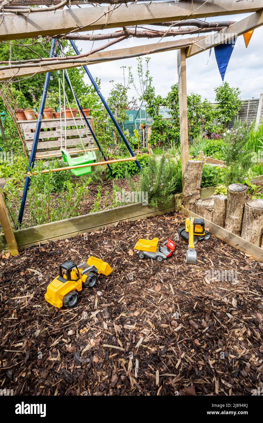 Area giochi per bambini in un giardino sul retro del Regno Unito 2022 Foto Stock