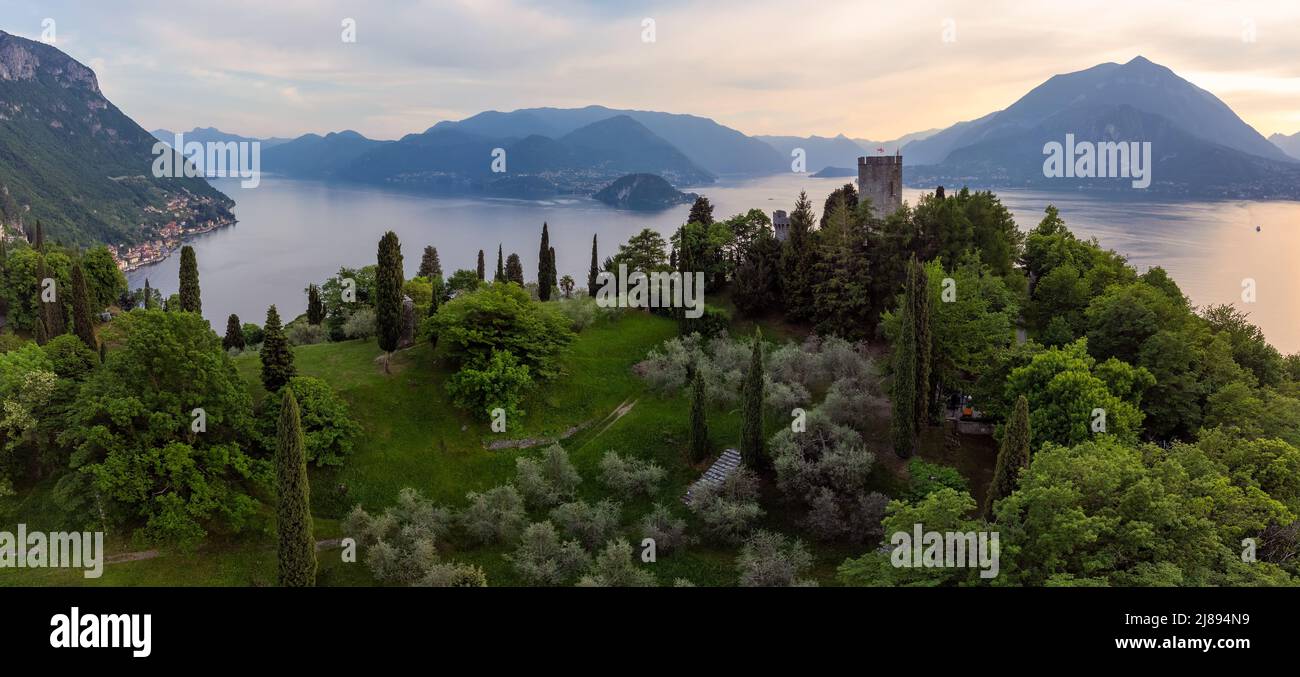 Veduta aerea bellissimo panorama del Lago di Como dal Castello di Vezio - Varenna, Lombardia, Italia Foto Stock