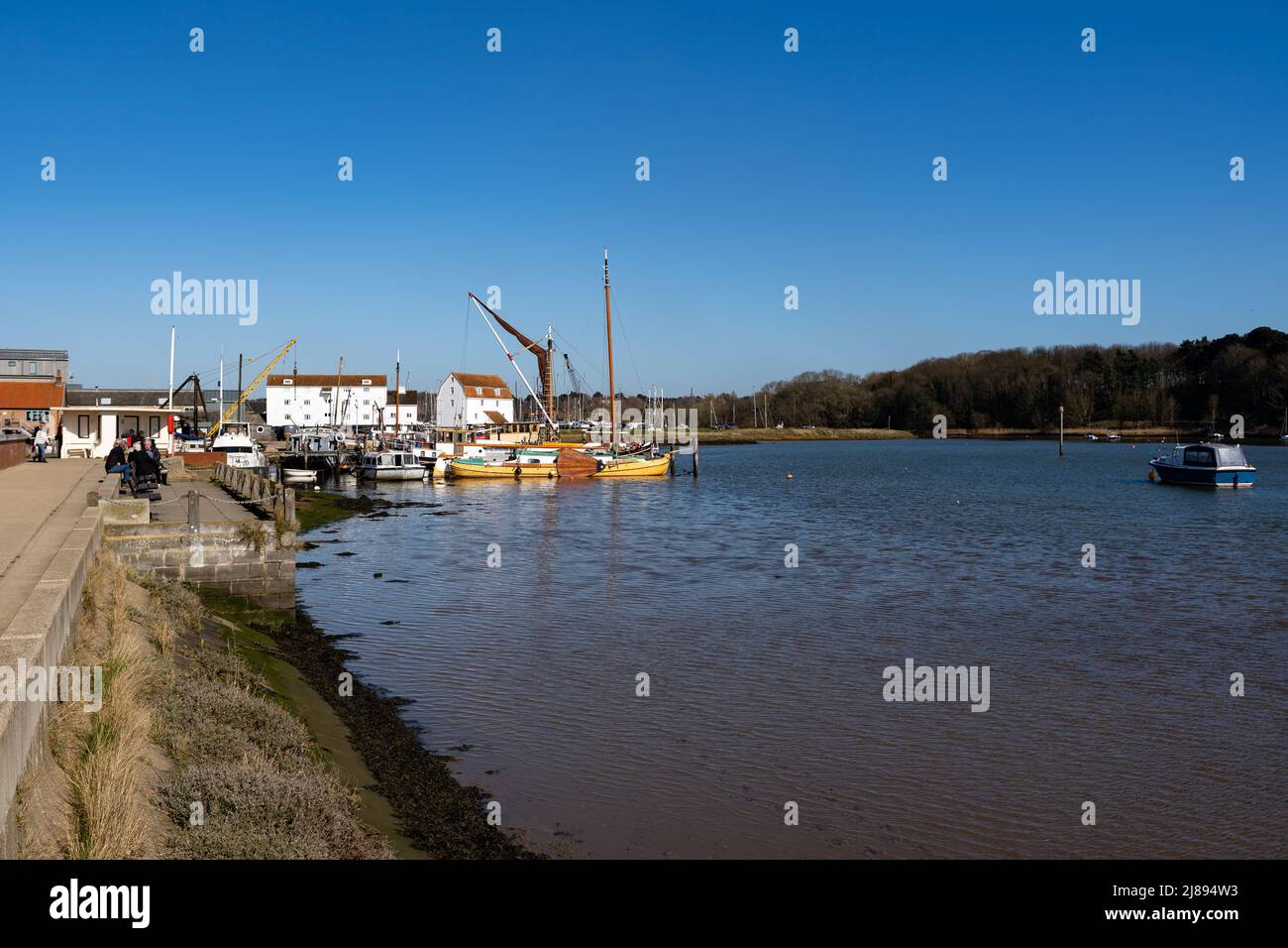 Woodbridge Suffolk UK Marzo 18 2022: Guardando a valle sulle rive del fiume Deben al Tide Mill a Woodbridge Foto Stock