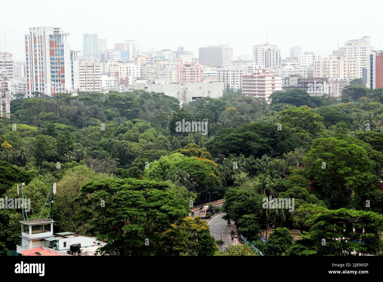 Dhaka, Bangladesh. 14th maggio 2022. Uno skyline con albero verde di Suhrawardy Udyan vicino dacca università sono il 14 maggio 2022 a Dhaka, Bangladesh. Suhrawardy Udyan precedentemente noto come Ramna Race Course Ground è un monumento nazionale situato a Dhaka, Bangladesh. Prende il nome da Huseyn Shaheed Suhrawardy. ( Credit: Sipa USA/Alamy Live News Foto Stock