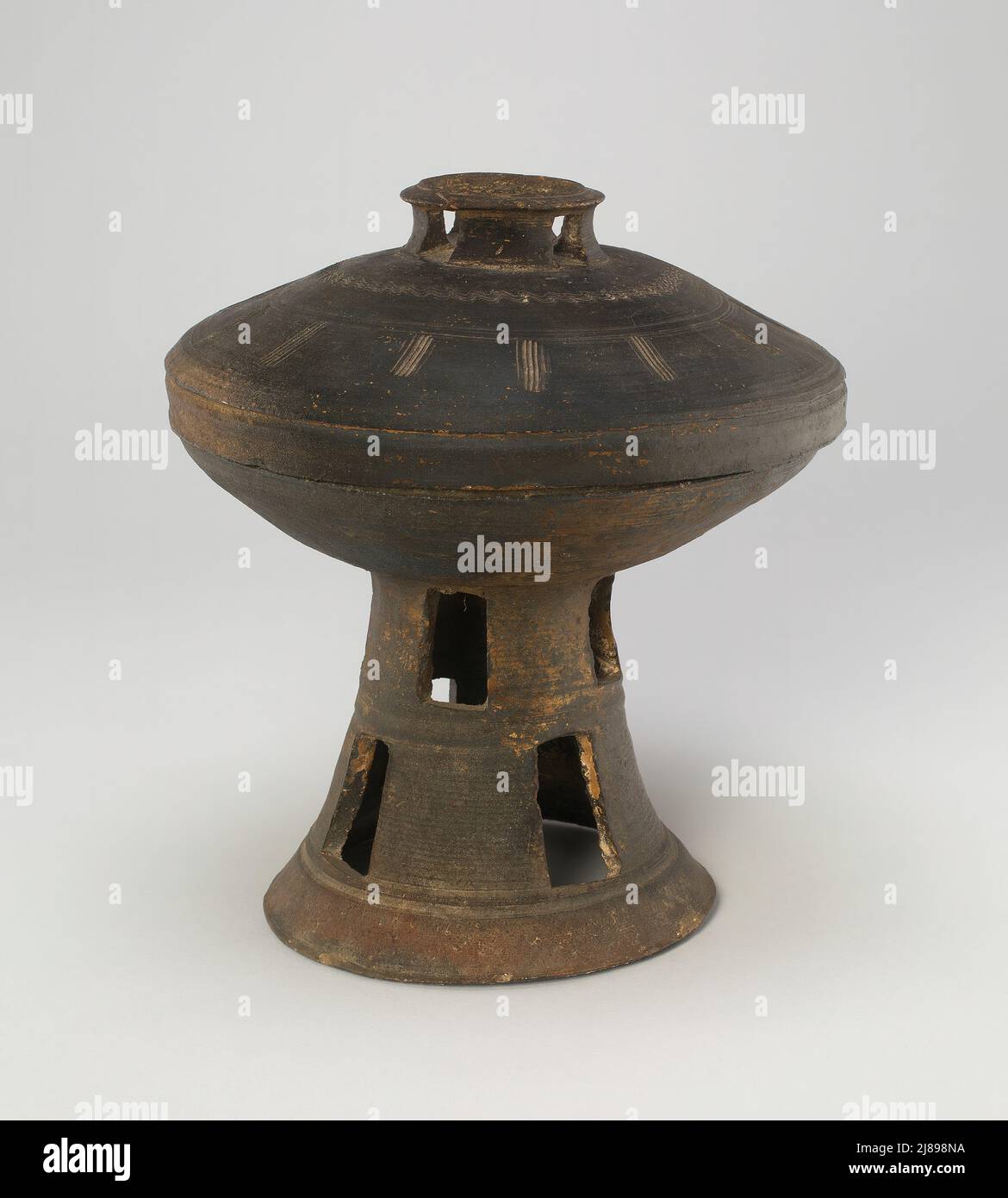 Ciotola a stelo coperto con decorazione a forma di apertura, Corea, periodo tre Regni (57 a.C.-d.C. 668), regno di Silla (57 a.C.-d.C. 935), 5th/6th secolo. Foto Stock