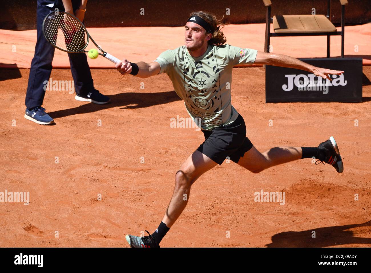 Roma, Italia. 14th maggio 2022. Stefanos Tsitsipas (GRE) durante la semifinale contro Alexander Zverev (GER) del torneo ATP Master 1000 internazionali BNL D'Italia al Foro Italico il 14 maggio 2022 Credit: Independent Photo Agency/Alamy Live News Foto Stock