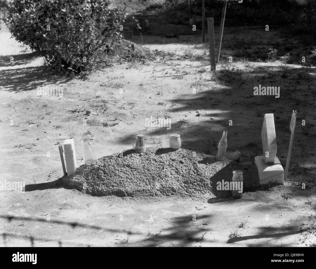 Tomba di Sharecropper. Contea di Hale, Alabama. [Vasetti vuoti e bottiglia di Coca Cola]. Foto Stock