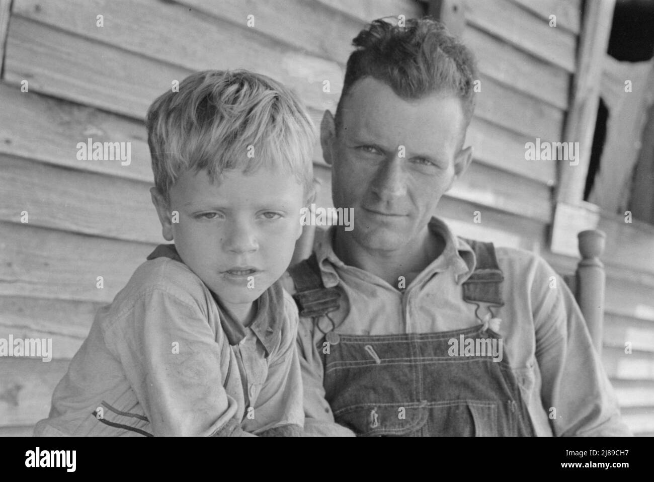 Charles e suo padre Floyd Burroughs, arecropper di cotone dell'Alabama. Foto Stock