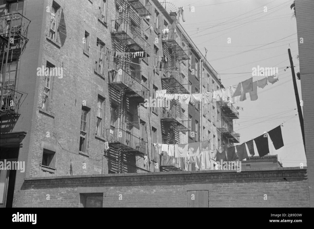 New York, New York. 61st Street tra le 1st e le 3rd Avenue. Case di appartamenti dal retro. Foto Stock