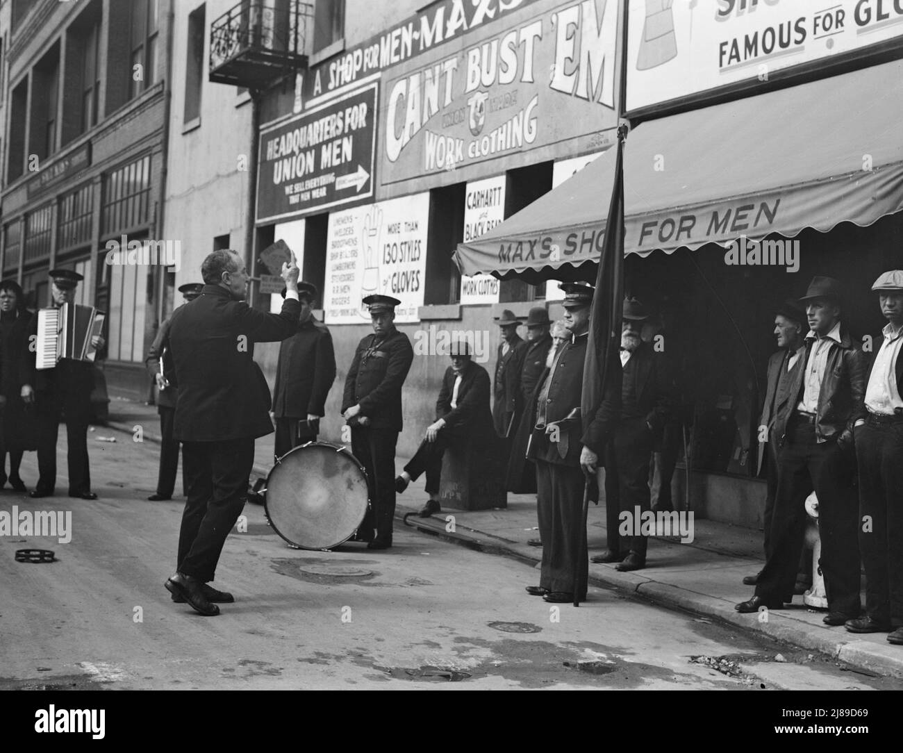 Predicare alla folla. L'Esercito della salvezza, San Francisco, California. [Segni: 'Sede centrale per Union Men - vendiamo tutto ciò che gli uomini indossano; Can't Bust 'em Work Clothing; Max's Shop for Men']. Foto Stock