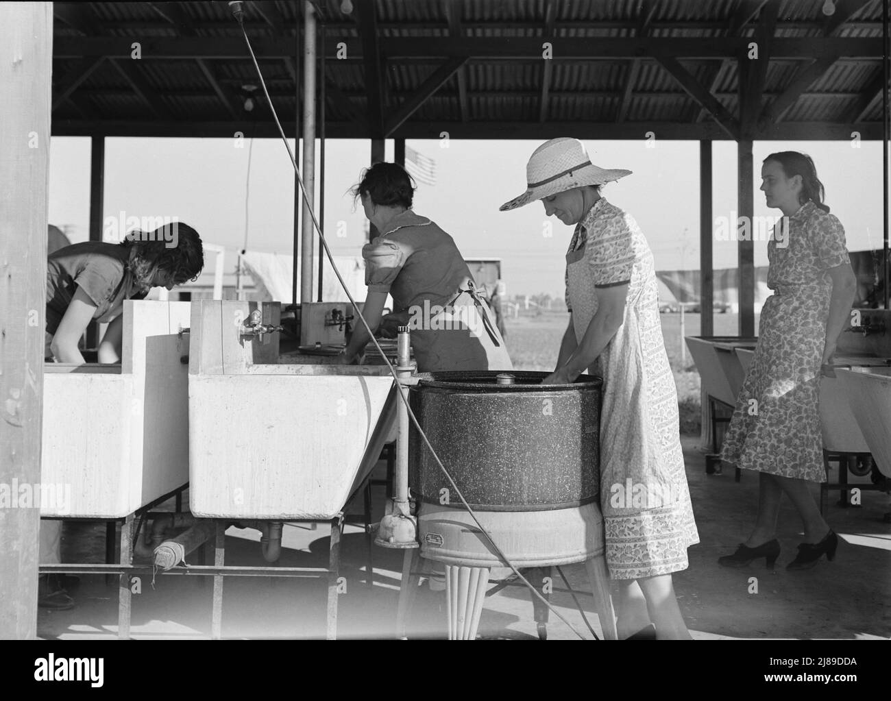 Servizi di lavanderia nel campo di lavoro migrante della FSA (Farm Security Administration). Westley, California. [Nota generale lavacristallo elettrico]. Foto Stock