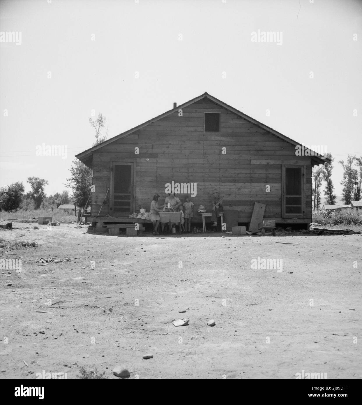 Casa di famiglia che vive a Sumac Park, comunità di shacktown fuori di Yakima, Washington. Padre è malato e incapace di lavorare. Stanno pagando la terra (trecentocinquanta dollari) al tasso di sette dollari un il mese. Foto Stock