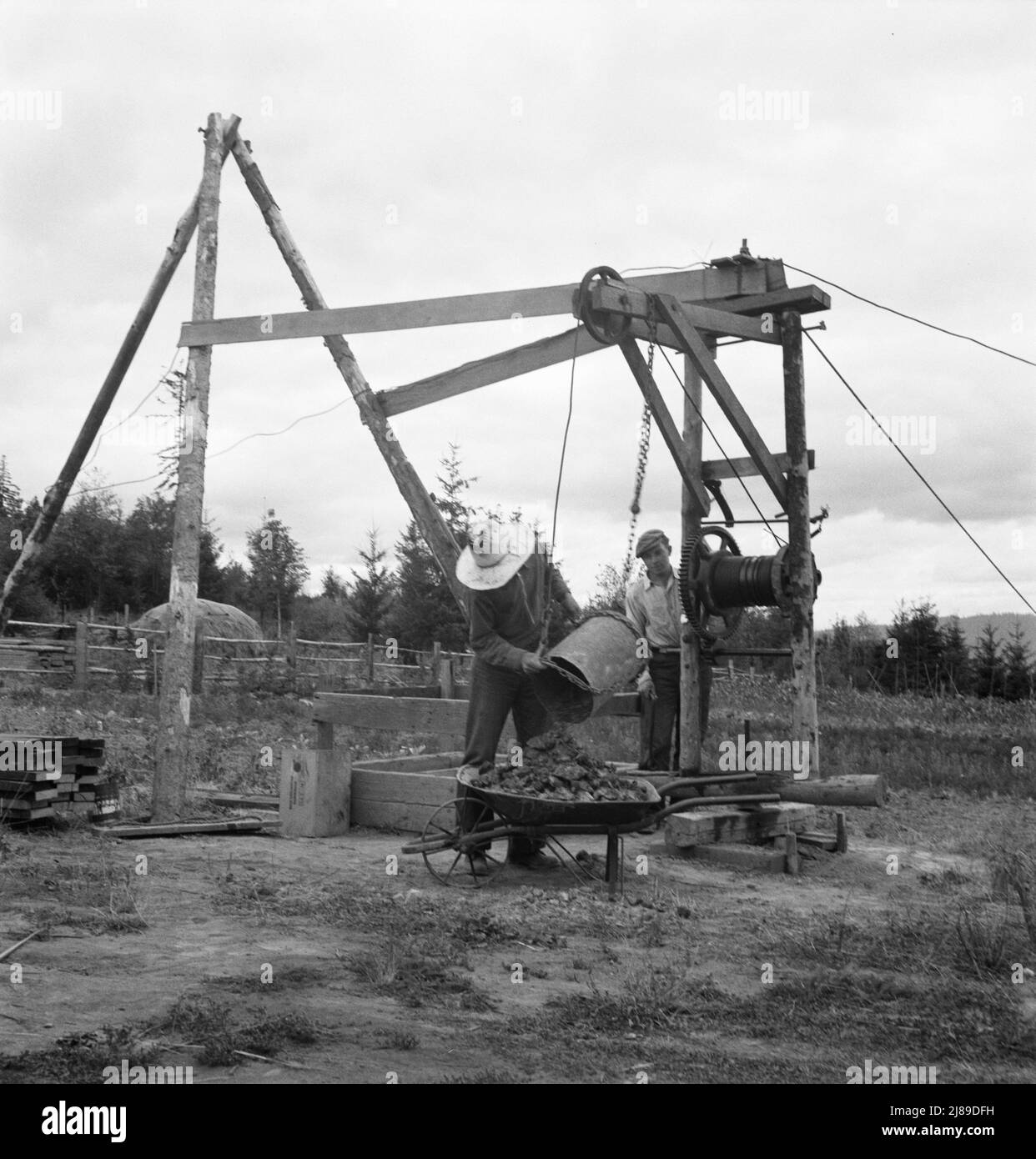 [Untitled, possibilmente collegato a: Famiglia Kytta, amministrazione di sicurezza agricola (FSA) mutuatari su esperimento non commerciale, costruisca un bene. Michigan Hill, Thurston County, Washington occidentale. Vedere la didascalia generale numero 36]. Foto Stock