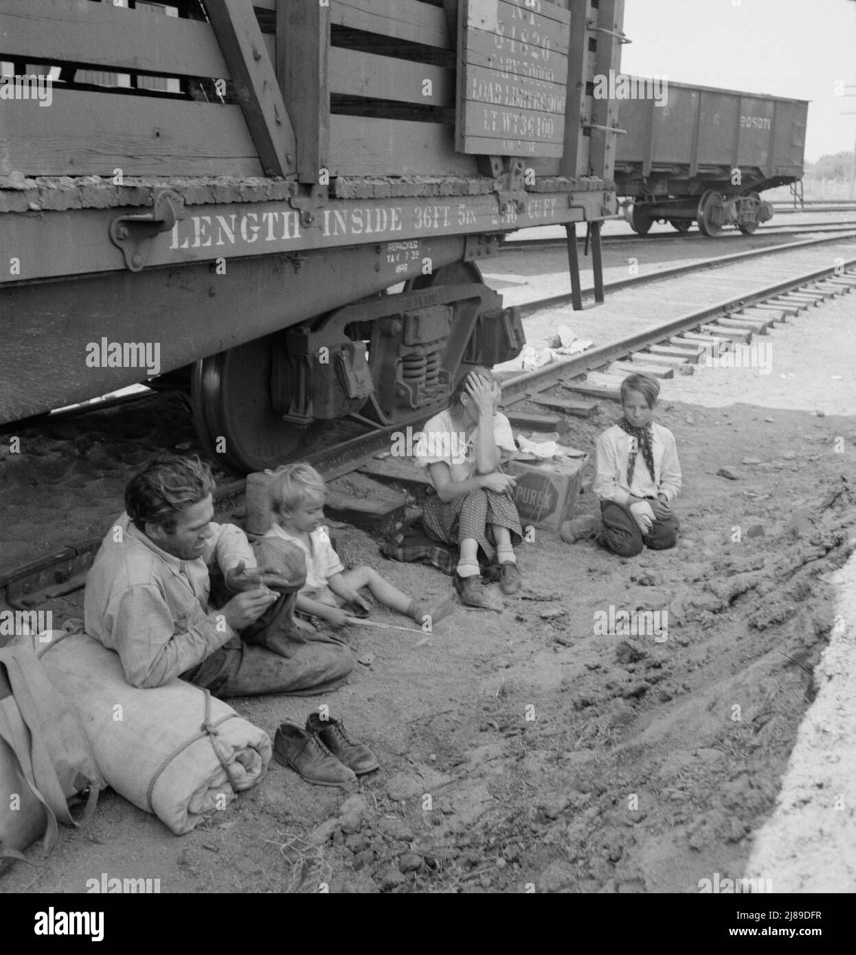 Famiglia che ha viaggiato con treno merci. Washington, Toppenish, Yakima Valley. Foto Stock