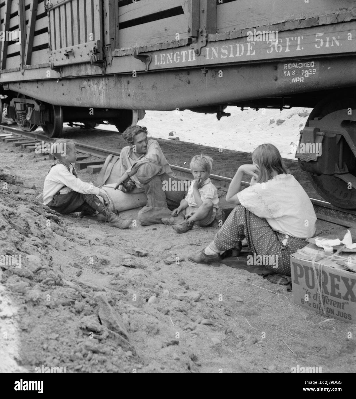 Famiglia che ha viaggiato con treno merci. Washington, Toppenish, Yakima Valley. Foto Stock