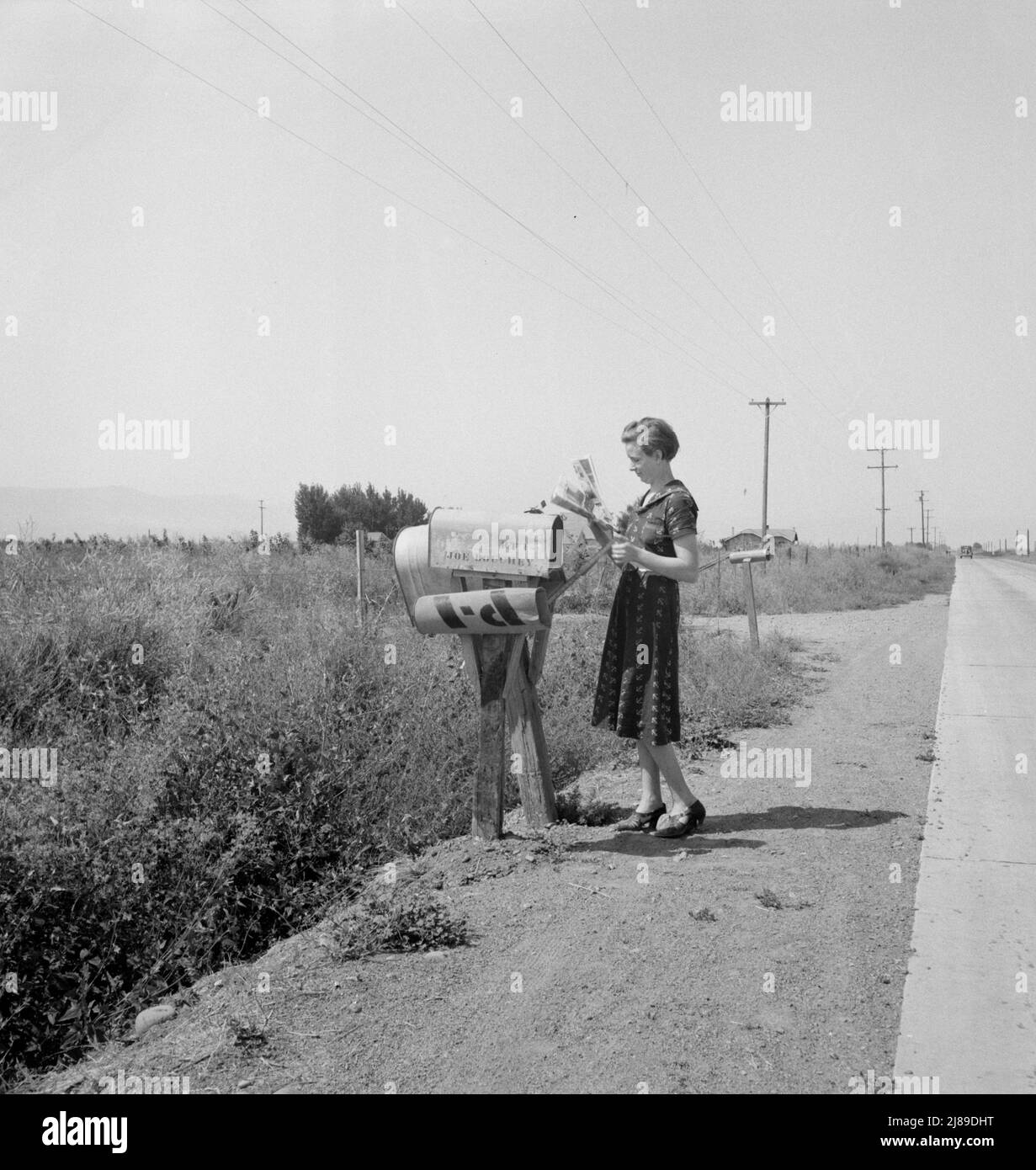 La signora Bouchey riceve la posta del mattino. Moglie del cliente di acquisto dell'inquilino. Washington, Yakima Valley, vicino a Toppenish. Foto Stock