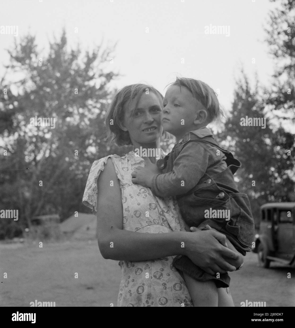 Campionessa di picker nel campo di squatter prima dell'apertura della stagione. Guadagnato cinque dollari al giorno nella stagione 1938. Ventitré anni, sono stati sulla strada sette anni. Sposato. "Credo di aver fatto abbastanza bene, ho solo un bambino. Vuoi uscire da questa vita come un cane." Washington, Yakima Valley. Foto Stock