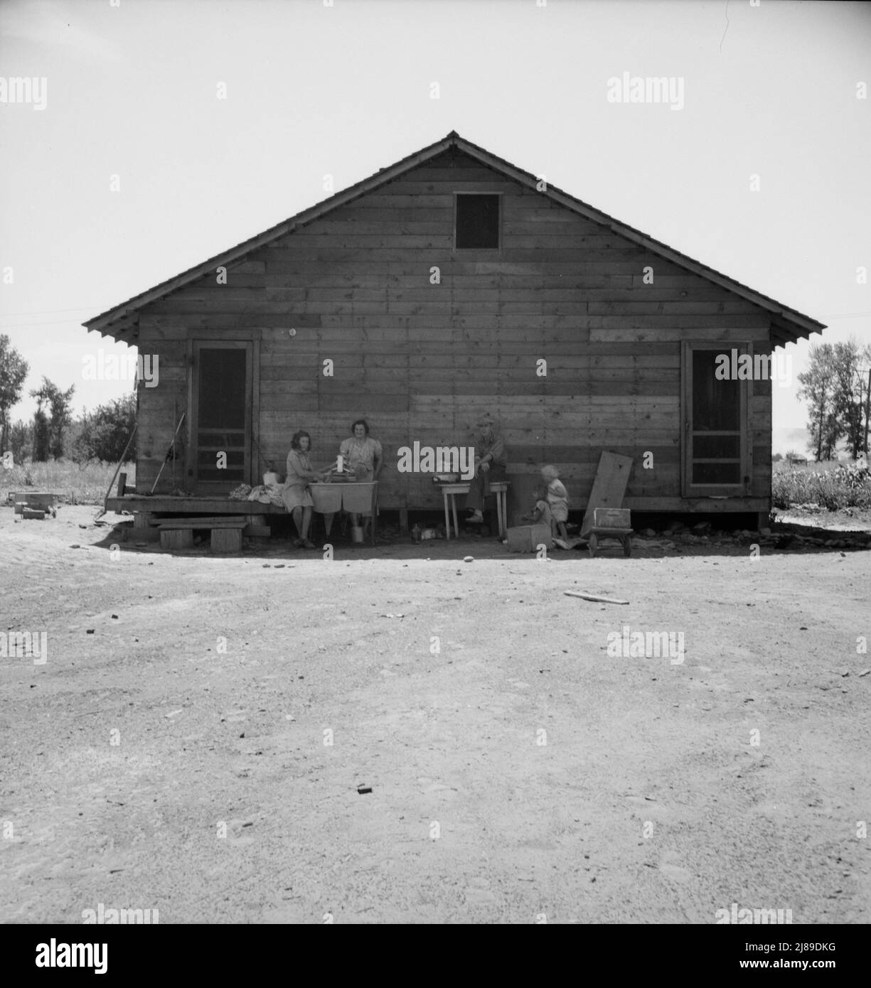 Casa di famiglia che vive a Sumac Park, comunità di shacktown fuori di Yakima, Washington. Padre è malato e incapace di lavorare. Stanno pagando la terra (trecentocinquanta dollari) al tasso di sette dollari un il mese. Foto Stock