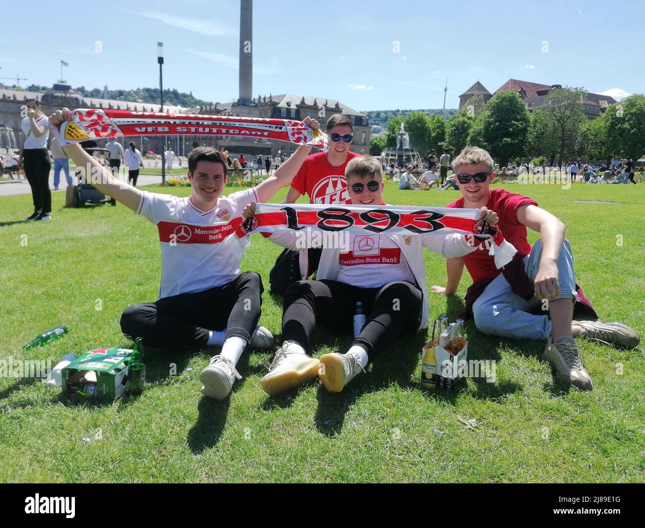 Stoccarda, Germania. 14th maggio 2022. Calcio: Bundesliga, VfB Stoccarda - 1. FC Köln, 34th matchday: I fan di Colonia e Stoccarda siedono su un prato in città prima della partita. Credit: Andreas Rosar/dpa/Alamy Live News Foto Stock