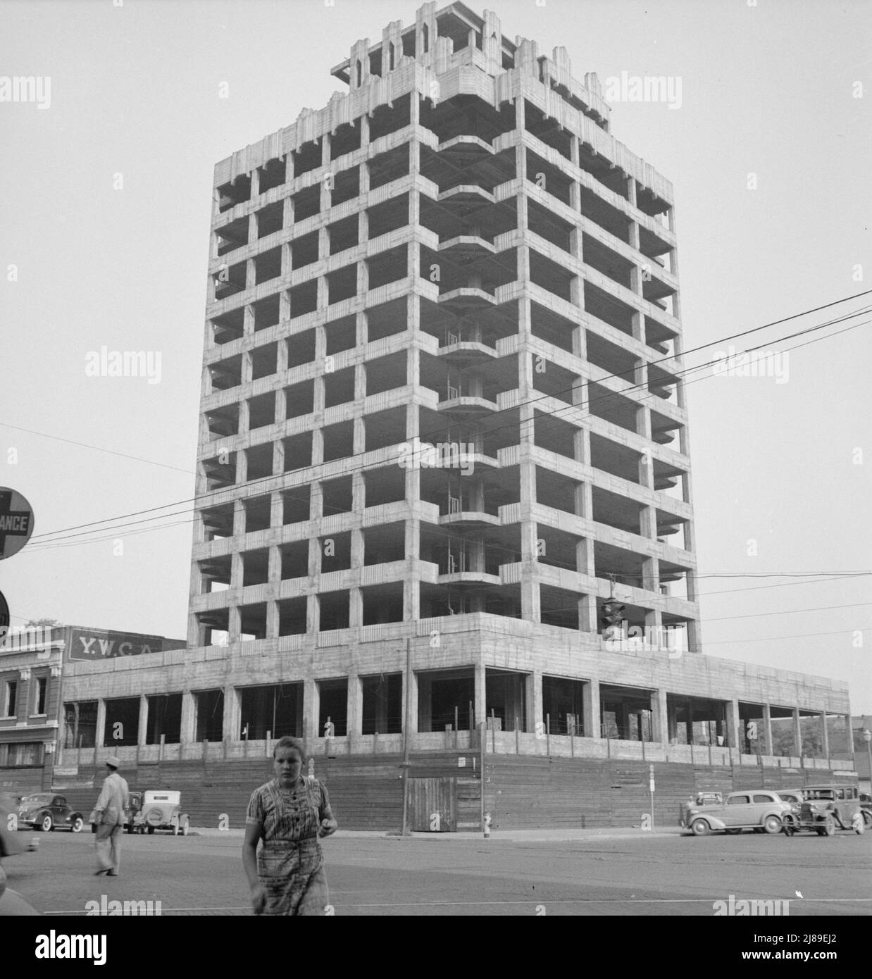 Washington, Yakima. Monumento alla depressione. Hotel incompiuto situato nel centro della città. Costruzione abbandonata dopo il crollo del 1929. Foto Stock