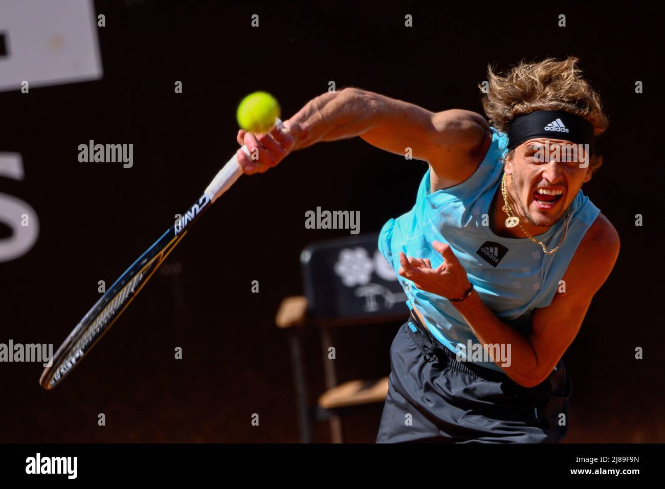 Roma, Italia. 14th maggio 2022. Alexander Zverev (GER) durante la semifinale contro Stefanos Tsitsipas (GRE) del torneo ATP Master 1000 internazionali BNL D'Italia al Foro Italico il 14 maggio 2022 Credit: Independent Photo Agency/Alamy Live News Foto Stock