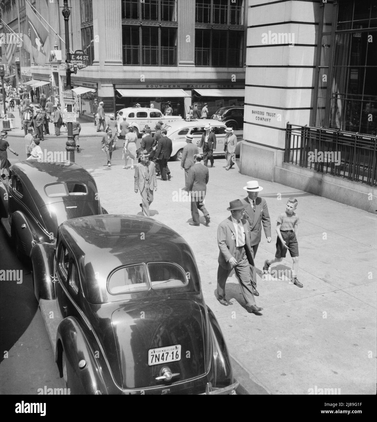 Fifth Avenue alla 44th Street guardando verso nord. New York City. Foto Stock