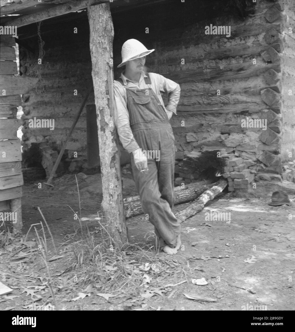 Il sig. Taylor, sharecropper del tabacco, si rilassa quando il tabacco è stato "messo in su." Granville County, Carolina del Nord. Foto Stock