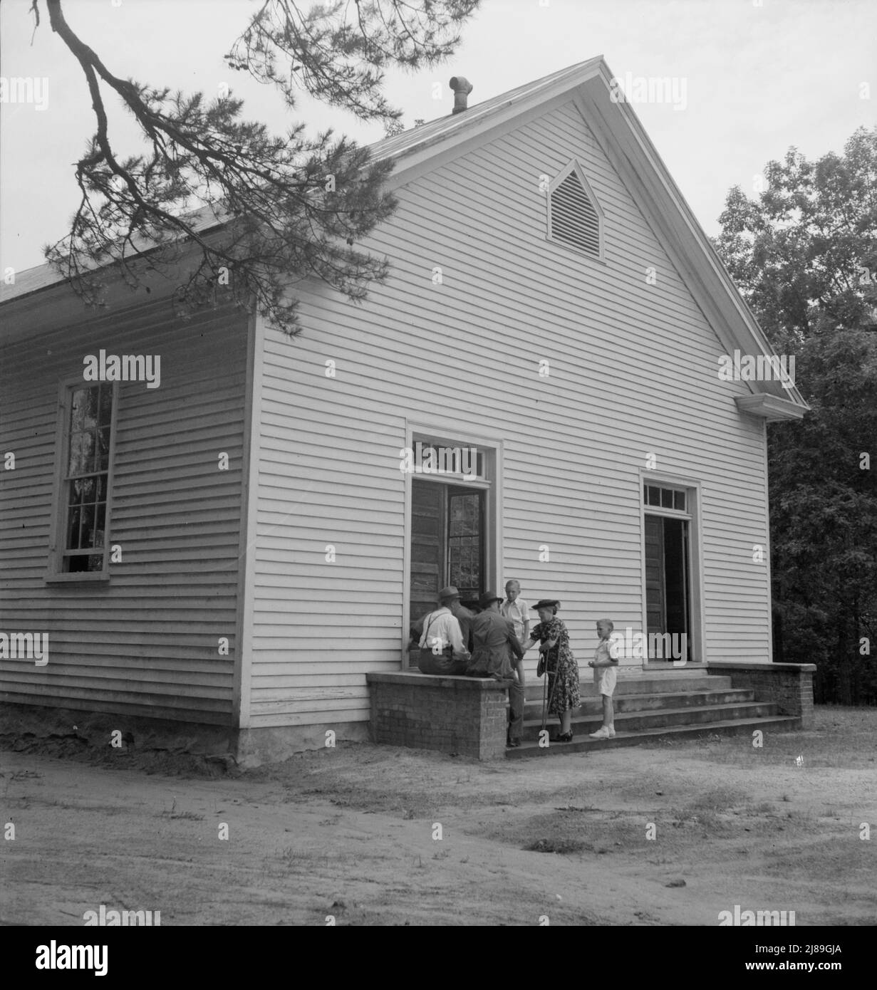 Conversazione tra i membri della congregazione dopo i servizi. Wheeley's Church, Gordonton, Carolina del Nord. Foto Stock