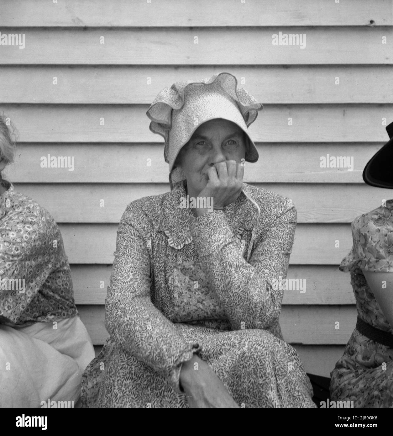 Membro della congregazione della chiesa di Wheeley, chiamata "Regina". Indossa il vecchio tipo di Suncounted. Il suo abito e il grembiule sono stati fatti a casa. Vicino a Gordonton, Carolina del Nord. Foto Stock