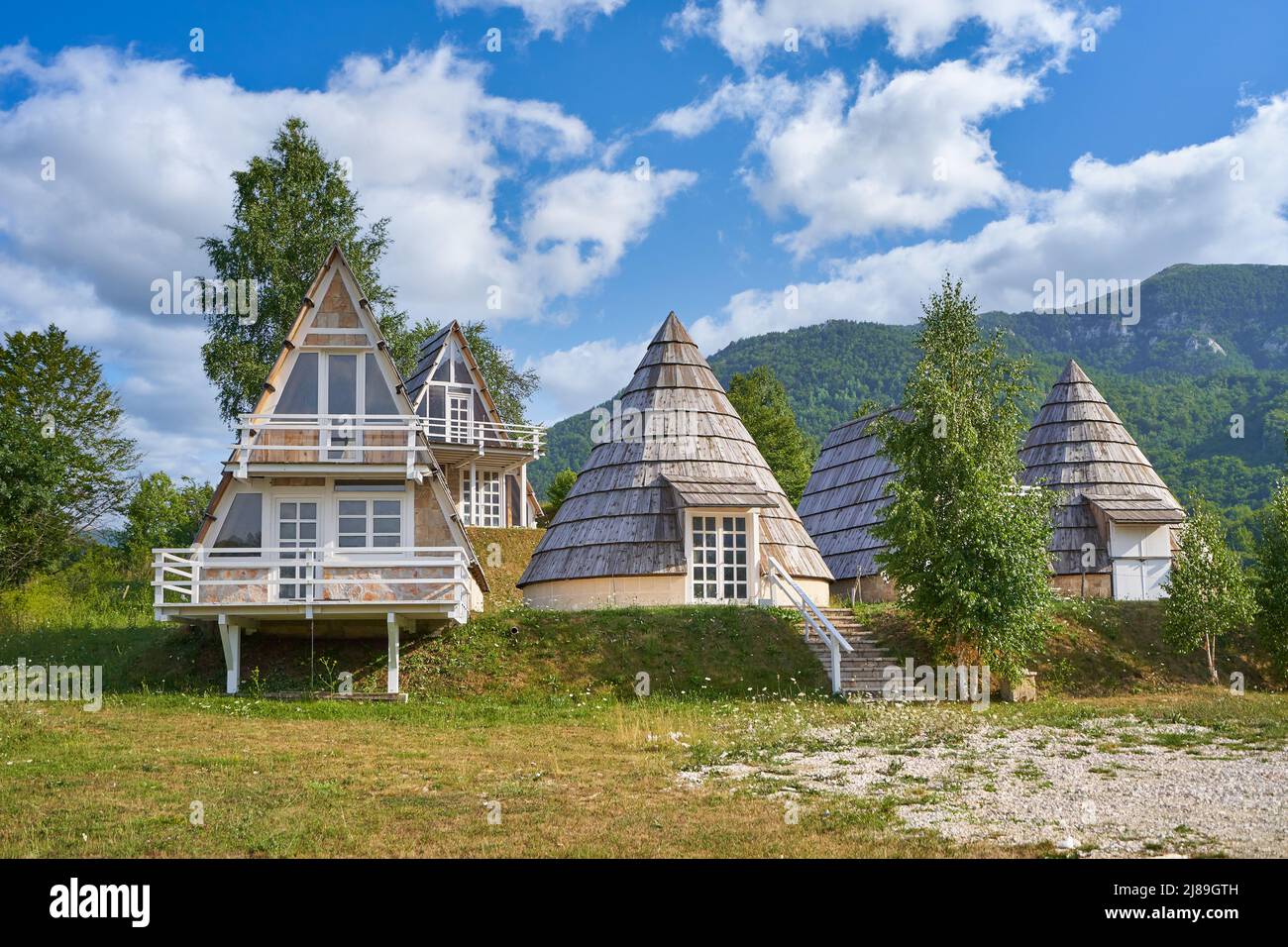 Tetto di picco case di campeggio per i turisti nelle montagne del Montenegro Foto Stock