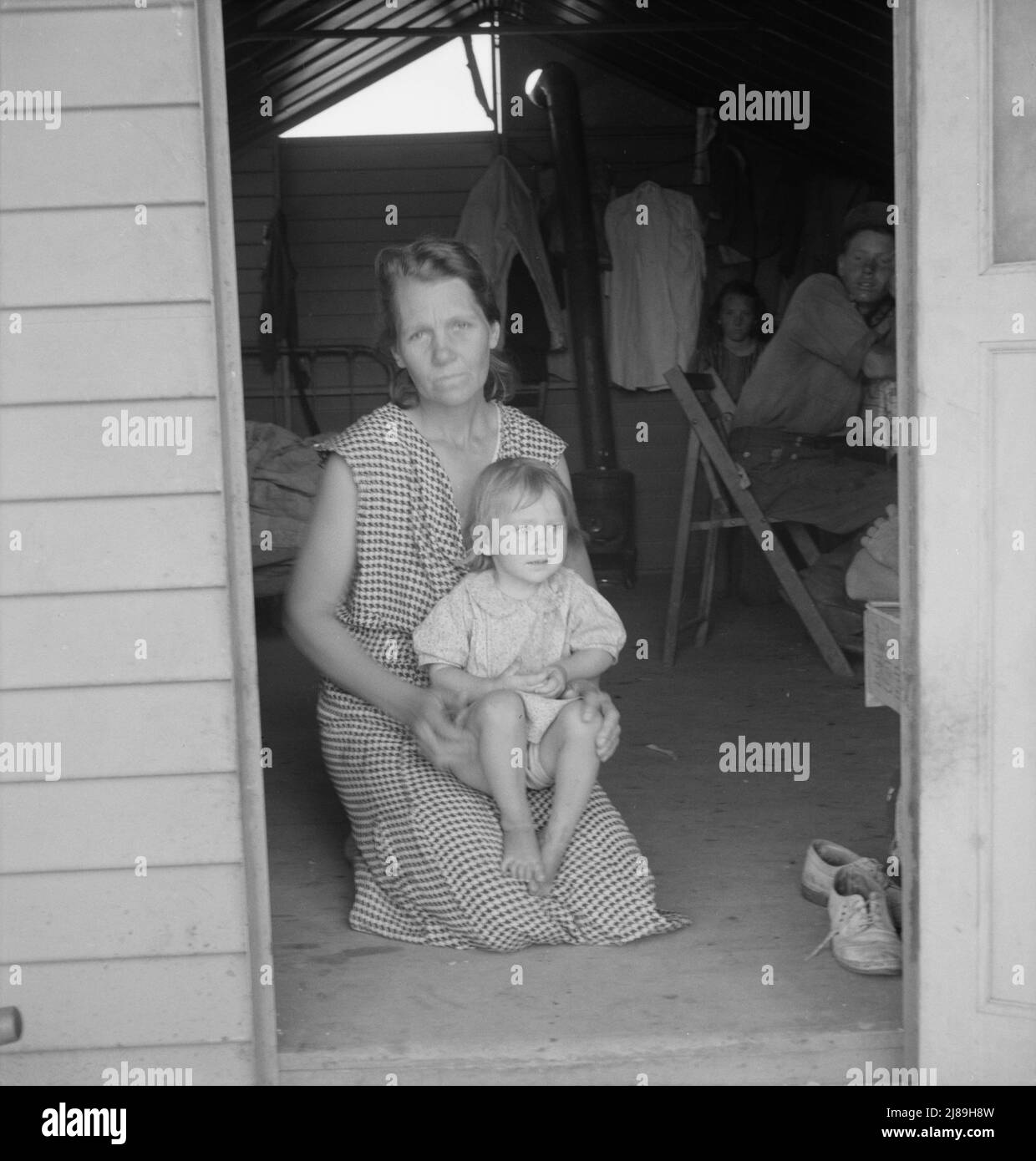 Aeroporto di Tulare County, Farm Security Administration (FSA). Madre e bambino migrante alla porta di un rifugio in acciaio. Foto Stock