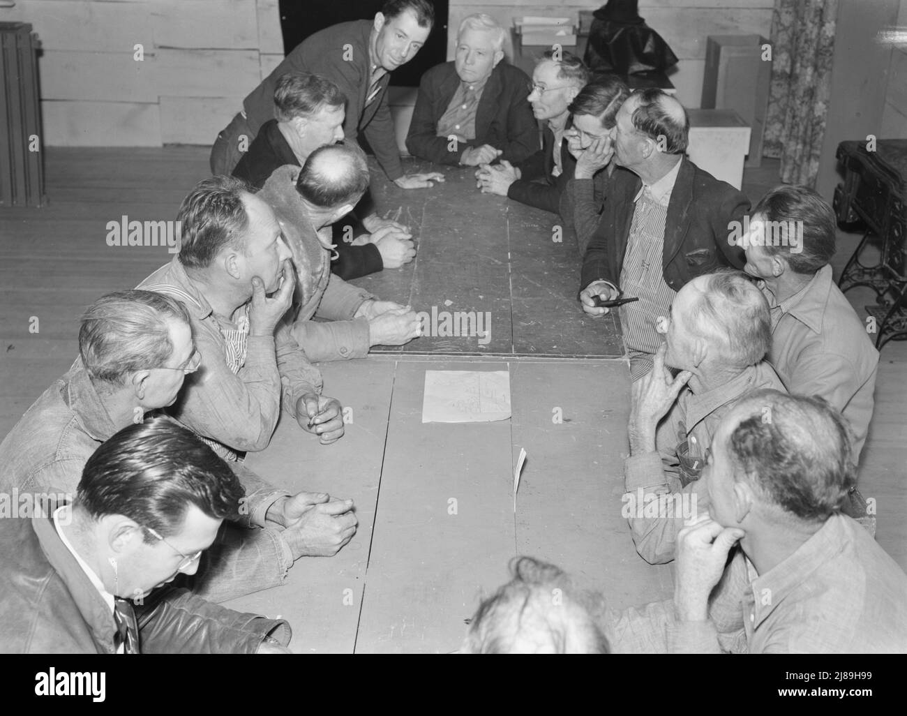 Farm Security Administration (FSA) campo per i lavoratori dell'agricoltura migratoria. Farmersville, California. Riunione del consiglio del campo. Foto Stock